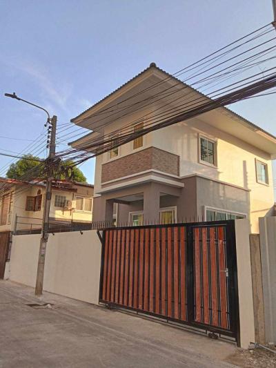 ขาย บ้าน สุขุมวิท ใกล้สถานีรถไฟฟ้า BTS บางจาก เนื้อที่ 46.5 ตร.วา พื้นที่ใช้สอย 132 ตร.ม. 4 ห้องนอน 2 ห้องน้ำ จอดรถได้ 2 คัน