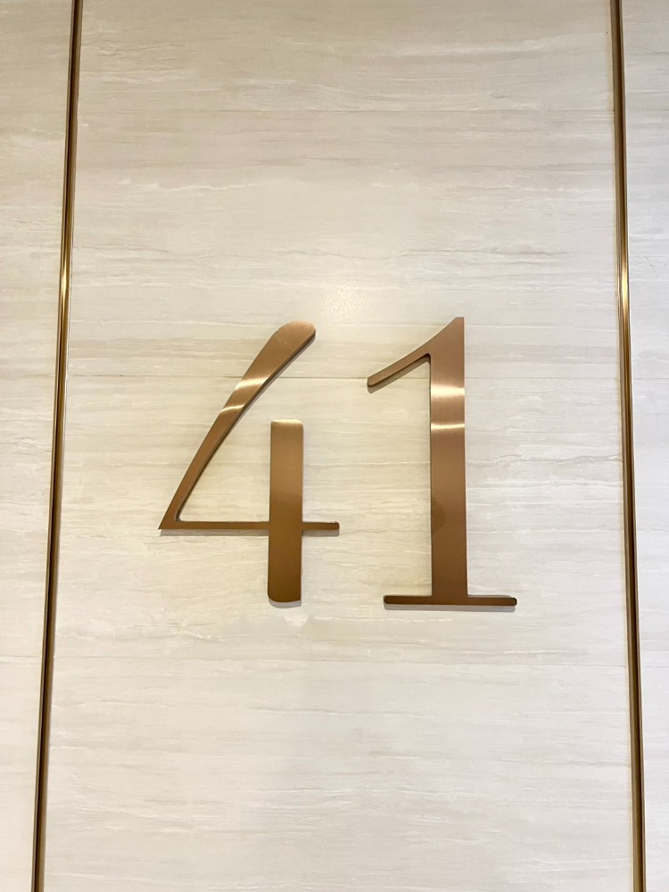✅ ดูเพล็กซ์ 44 ตร.ม.ชั้น 41 1 นอน 1 ทำงาน 1 ห้องนั่งเล่น ห้องแต่งสวย Built-In ทั้งห้อง เฟอร์ครบพร้อมอยู่ Free Wifi with Smart TV 55“ &amp; Monitor 24“ ห้องติดบันไดหนีไฟ Private Zone ที่คอนโด Knightsbridge Prime Sathorn