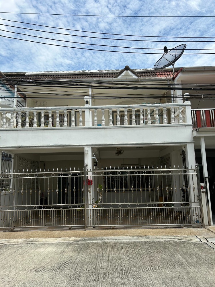 For rent, 2-storey townhouse, Udomsuk Road 51, near BTS Green Line, 5 bedrooms, 2 bathrooms, air conditioning, some furniture, monthly rental price 22,000 baht For rent, 2-storey townhouse, Udomsuk Road 51, near BTS Green Line, 5 bedrooms, 2 bathrooms, air conditioning, some furniture, monthly rental price 22,000 baht