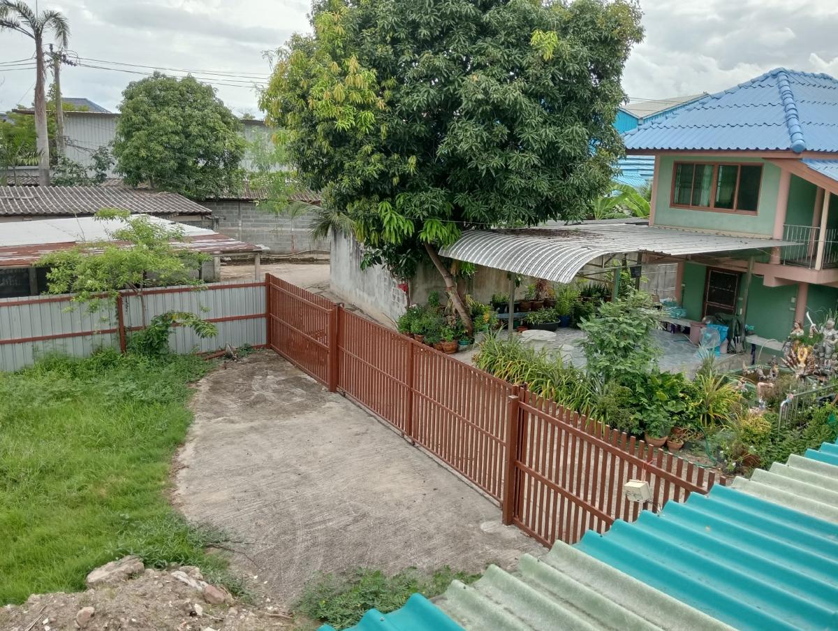 There is a “vacant“ land “for rent“ of 68 square meters, price 6,000 baht per month.