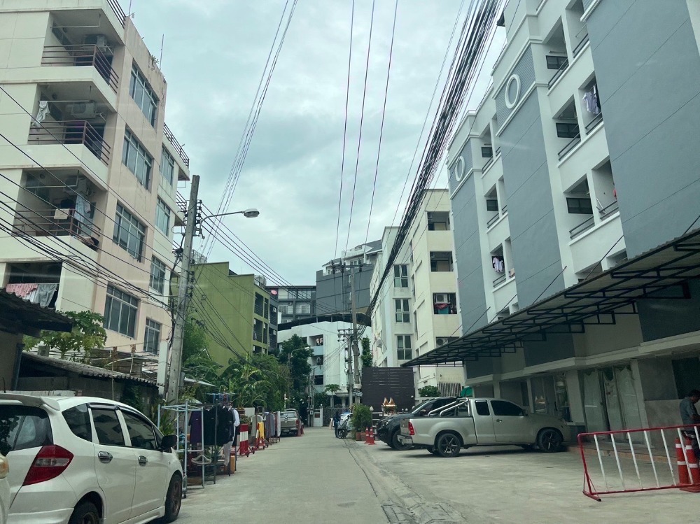 For sale: semi-detached house behind Chandrakasem College, Ratchadaphisek, area 73 sq w., price 11 million baht. Interested, contact Pui 08-9920-9893, ID dpawadee For sale: semi-detached house behind Chandrakasem College, Ratchadaphisek, area 73 sq w., price 11 million baht. Interested, contact Pui 08-9920-9893, ID dpawadee