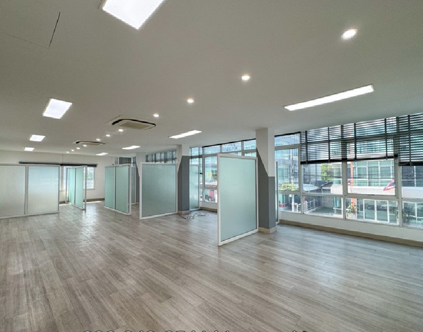 For Rent ให้เช่าอาคารสำนักงาน 5 ชั้น ใกล้ เลียบด่วน รามอินทรา / ทำเล ซอยนวลจันทร์ / แอร์ฝั่งฝ้า 5 เครื่อง / ตกแต่งสวยมาก กระจกทั้งอาคาร / ที่จอดรถ 18 คัน / พื้นที่ใช้สอย 675 ตารางเมตร / เหมาะเป็นสำนักงาน จดบริษัทได้ – รูปที่ 4