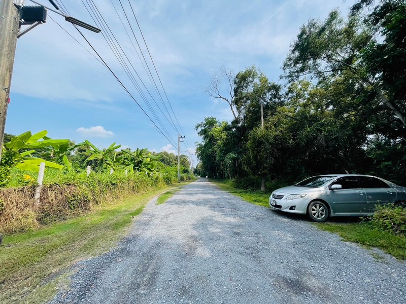 Land for sale, rectangular plot, 1-0-21 rai, Bang Luang, Mueang Pathum Thani, pink city plan, located in a community area, convenient transportation