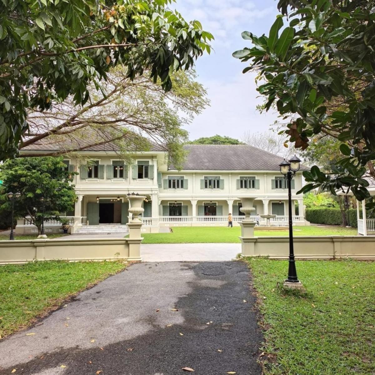 📢👇 For sale / rent 2 houses on 3 rai of land, Colonial style and California style, located in Krathum Baen District, Samut Sakhon 📢👇 For sale / rent 2 houses on 3 rai of land, Colonial style and California style, located in Krathum Baen District, Samut Sakhon