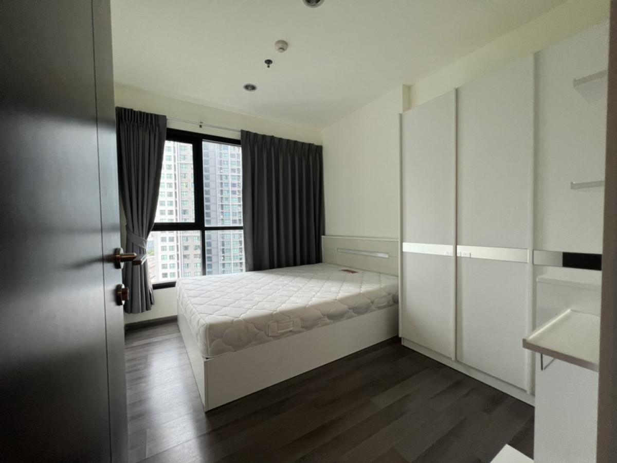 The Base Park West, size 30 sq m, 1 bedroom, 1 bathroom, ready to move in, good view, high floor, cute price 12,500 baht, interested in making an appointment to view, call 0614162636