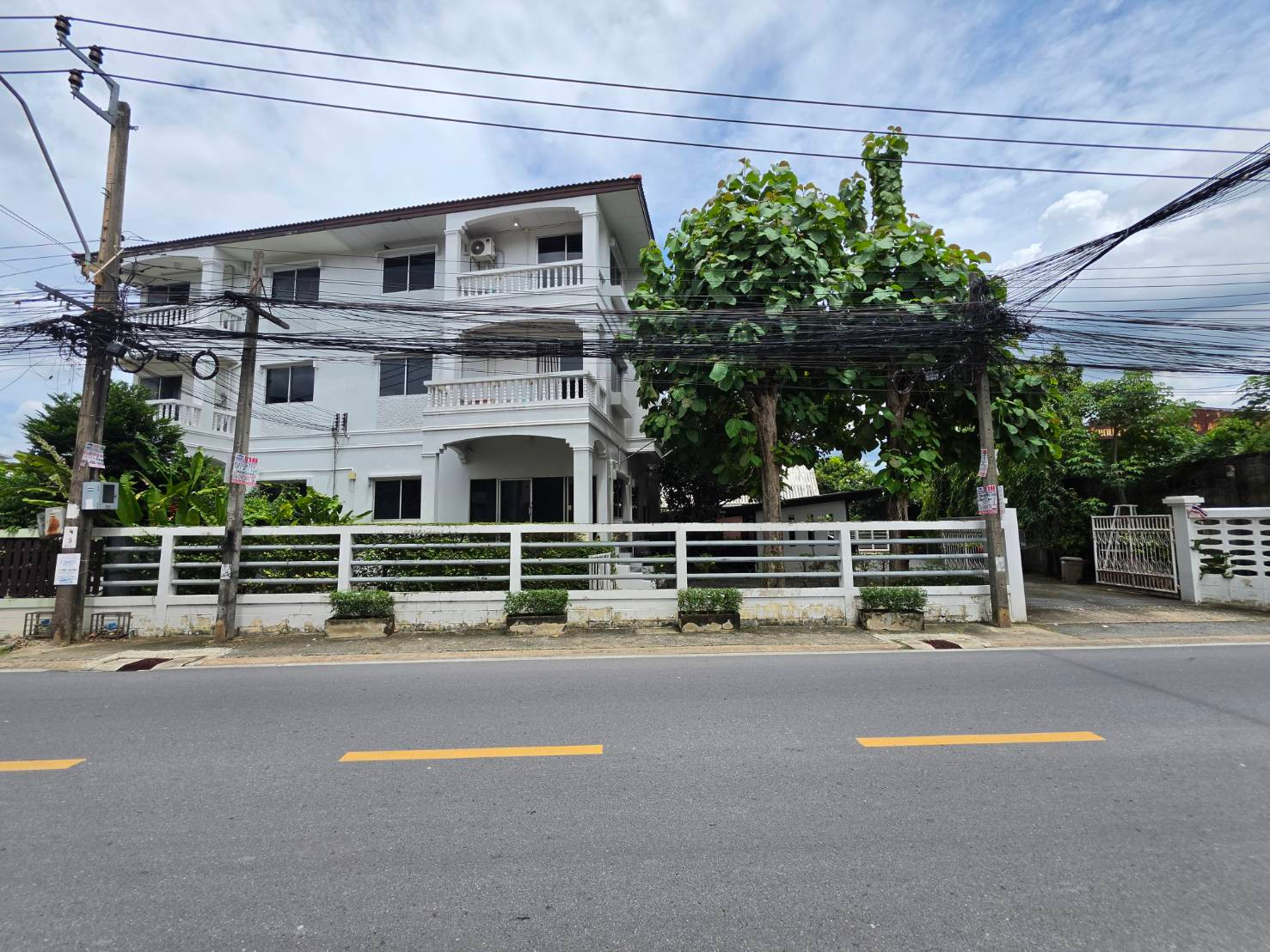 Commercial building for rent, near Crystal Design, only 7 minutes away.
