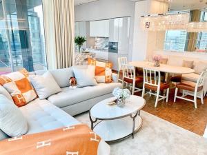 ● Prime Location ● ชั้น 30++ 205.00 ตร.ม. | 3 ห้องนอน 4 ห้องน้ำ | ใกล้ BTS ช่องนนทรี 2 นาที, คิง เพาเวอร์ มหานคร 3 นาที, ตรีนิตีมอลล์ 3 4 นาที