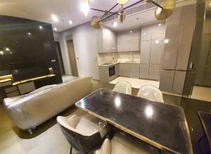 ♦ Luxury style ♦ ชั้น 30+ 73.00 ตร.ม. | 2 ห้องนอน วิวสวย | คอนโดใกล้ BTS เพชรบุรี 1 นาที, มศว. 3 นาที, เซ็นทรัล พระราม 9 7 นาที, โรงพยาบาลกรุงเทพ 9 นาที