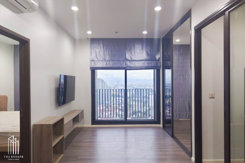 For Sale Whizdom Essence - Spacious wide-layout, located on a high floor facing south with unobstructed views. This corner unit enjoys refreshing breezes almost all year round. Price: 8.89 MB.