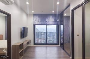 For Sale Whizdom Essence - Spacious wide-layout, located on a high floor facing south with unobstructed views. This corner unit enjoys refreshing breezes almost all year round. Price: 8.89 MB.