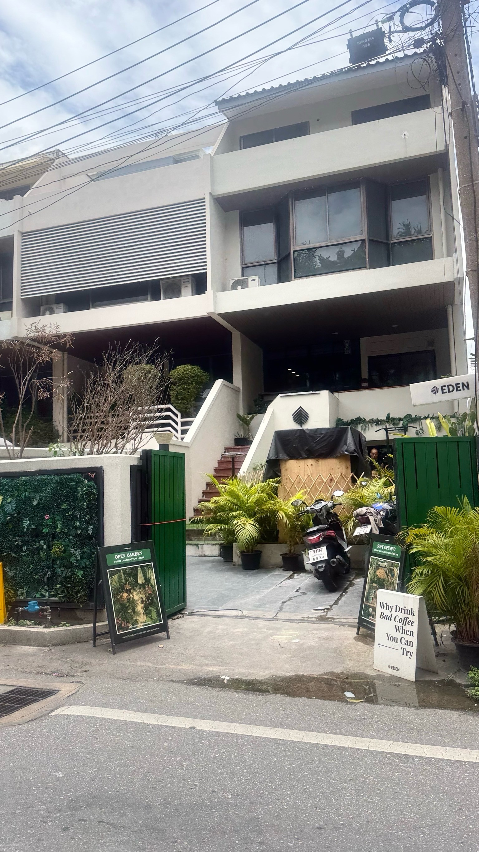 ขาย/เช่า ทาวน์เฮาส์4ชั้นติดถนนสุขุมวิท 49 ใกล้โรงพยาบาลสมิติเวช