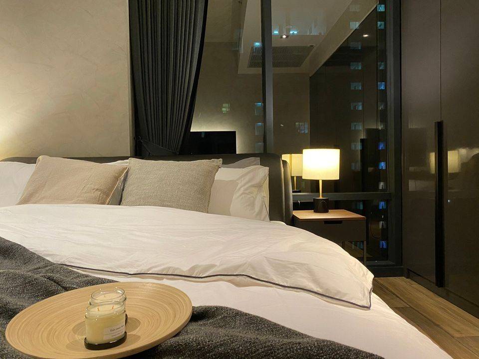 ● Nice Decoration ● Floor 25+ 75.40 sq.m. | 2 Bedrooms Fully Furnished | Condo Near MRT Phetchaburi 1 min, Srinakharinwirot University 5 mins, Terminal 21 5 mins