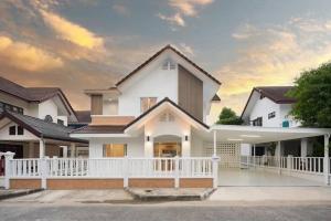 บ้านเดี่ยวสวย พื้นที่ใช้สอยรวมโรงจอดรถและพื้นที่ซักล้าง ในหมู่บ้านขวัญเวียง แม่เหียะ หางดง ใกล้ รร.นานาชาติ 8 แห่ง