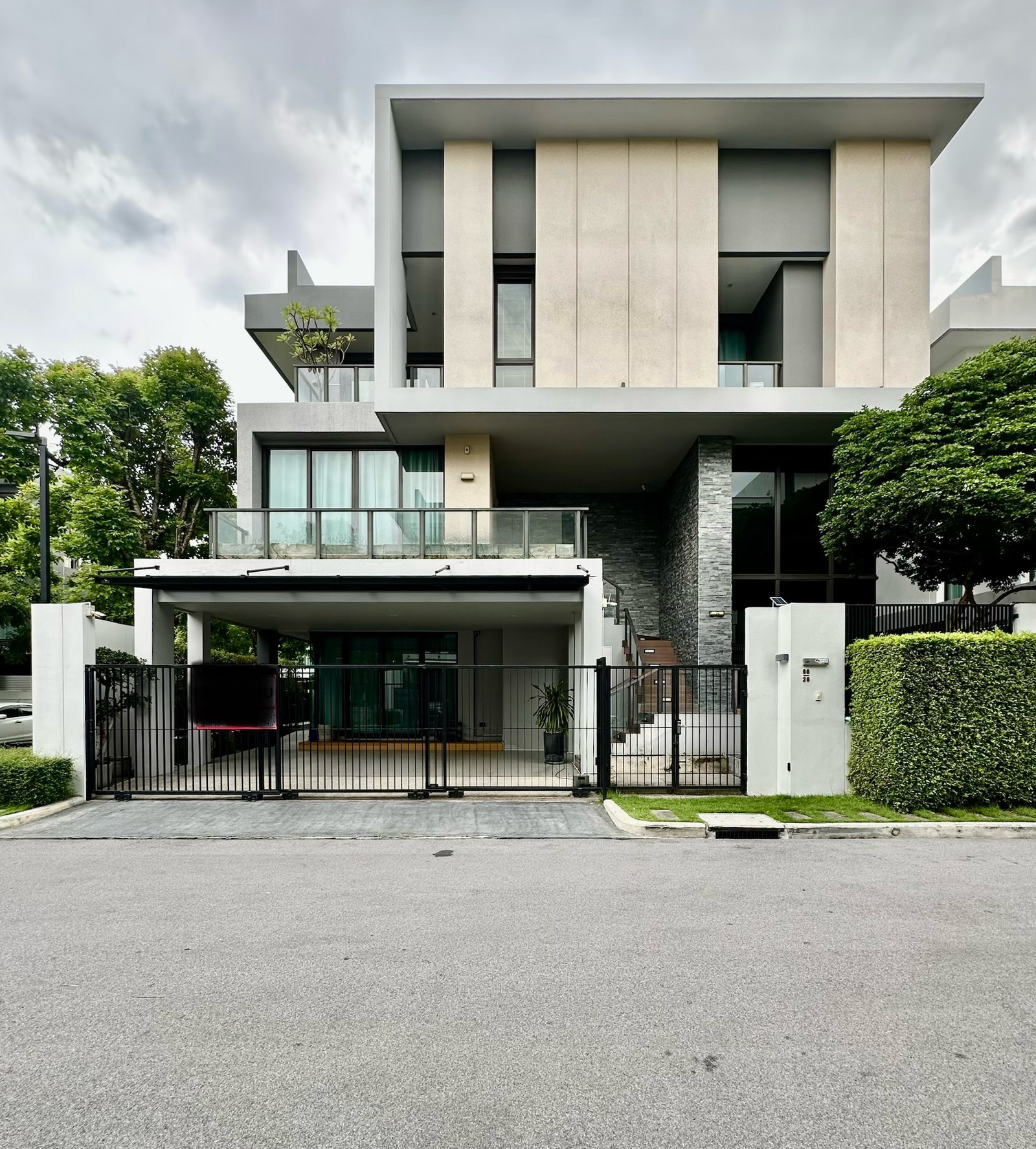 For rent: corner house, 5 bedrooms, 6 bathrooms, 3 parking spaces For rent: corner house, 5 bedrooms, 6 bathrooms, 3 parking spaces