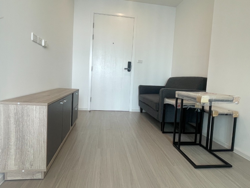 Urgent sale! Cheaper than the Denim Chatuchak project, 1 bedroom, size 28 sq m., high floor, beautiful view, standard furniture from the project.