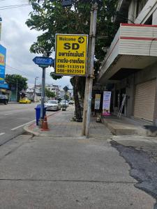 พื้นที่ให้เช่า ทำเลดีมาก ติดถนนใหญ่ ติดโรงเรียนสายอักษร ให้เช่าบริเวณชั้น 1 จำนวน 2 คูหา ของ ตึกแถว อาคารพาณิชย์ ซอยรามอินทรา 40 นวลจันทร์