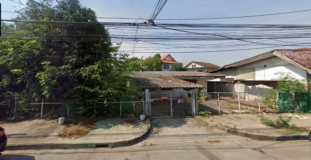 Land for sale with a beautiful single house, Thonburi Community Housing 4, area 105 sq m., Rama 2, large plot in the project