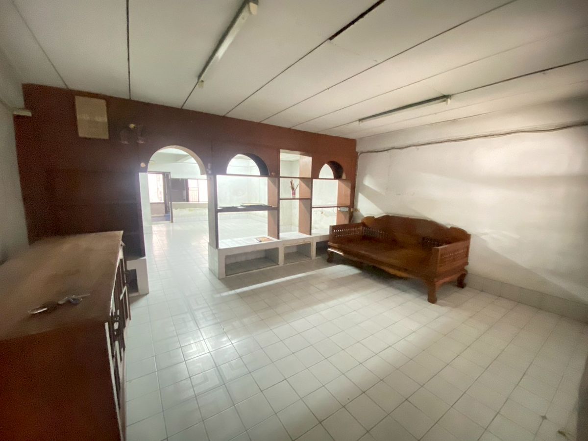 *Urgent sale* Selling for 4 million 💥 Petchkasem Road, Soi 60/3 💥 Selling a townhouse, 100 meters into Petchkasem Road alley!! Near Bang Khae BTS station 💥💥088-398-3835