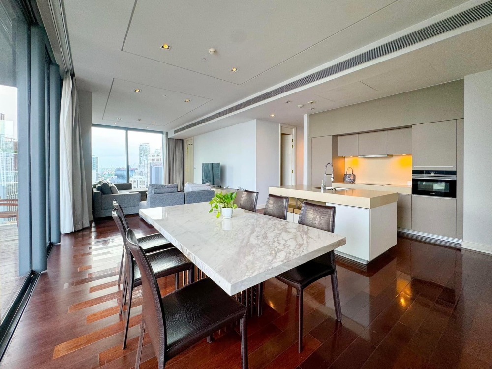 ♦ Prime Location ♦ 15+ Floor 190.00 sq.m. | 3 Bedrooms Pet Friendly | Near BTS Phrom Phong 2 mins, EmQuartier 3 mins, Samitivej Hospital Sukhumvit 4 mins