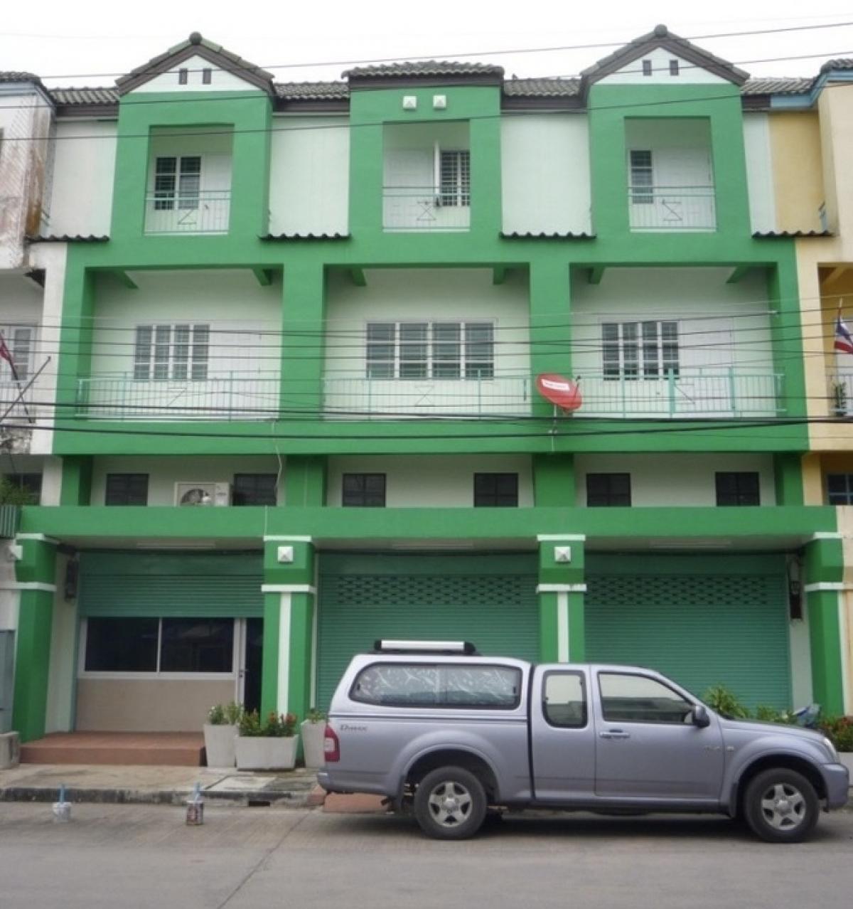 Commercial building for sale in front of the project, Tawannaville Village, Rangsit, Khlong 8, Thanyaburi, 3 shophouses connected together, 48 sq m., usable area 550 sq m., good location in front of the project Commercial building for sale in front of the project, Tawannaville Village, Rangsit, Khlong 8, Thanyaburi, 3 shophouses connected together, 48 sq m., usable area 550 sq m., good location in front of the project