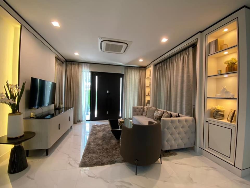 ● Nice Decoration ● บ้านเดี่ยว 2 ชั้น 4 ห้องนอน 3 ที่จอดรถ | 85.00 ตร.ว. 278.00 ตร.ม. | ใกล้ Big C 9 นาที, ตลาดถนอมมิตร 9 นาที, Central Ramindra 15 นาที