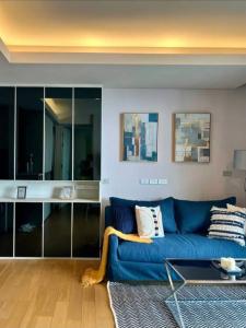 ● Nice decorated ● ชั้น 15+ 54.00 ตร.ม. | 2 ห้องนอน 2 ห้องน้ำ ตกแต่งครบ | ใกล้ BTS สถานีพร้อมพงษ์ 3 นาที, MRT ศูนย์การประชุมแห่งชาติสิริกิติ์ 3 นาที, เควิลเลจ 3 นาที, โรงพยาบาลเมดพาร์ค 7 นาที