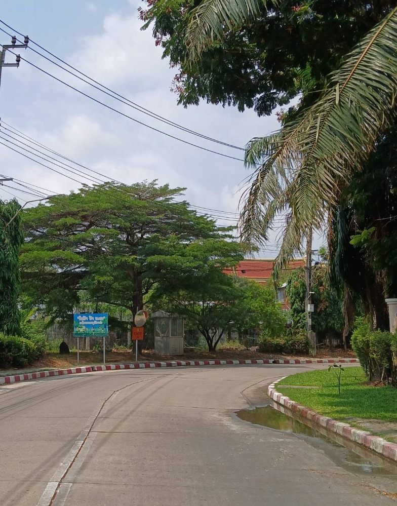 🔥 Corner plot of land next to the lake at a golf course, incredible value! 🔥 Windmill Village Bangna (FOR SALE) POON253