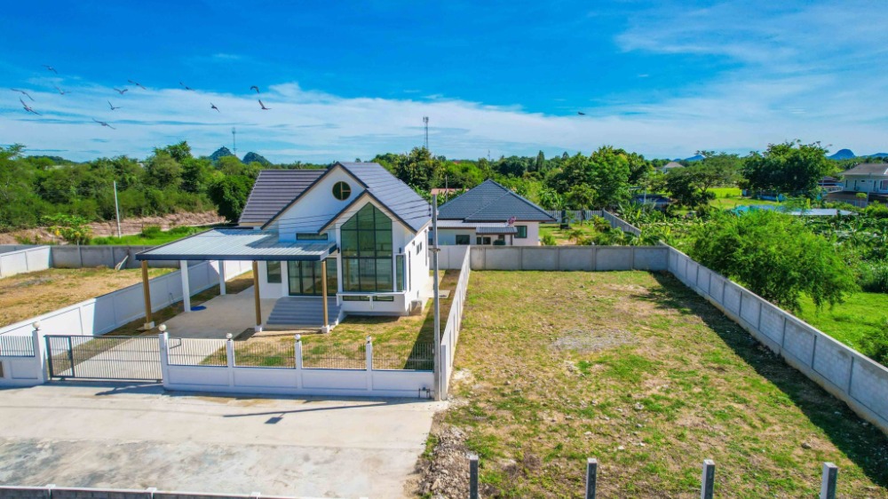 Land for sale in Pranburi, 130 square wah, land filled high, complete with concrete walls. Electricity: 3-phase power supply. Land for sale in Pranburi, 130 square wah, land filled high, complete with concrete walls. Electricity: 3-phase power supply.
