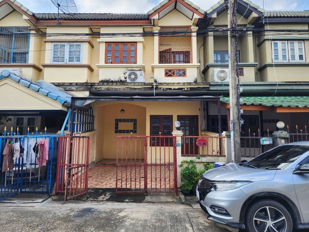 Selling cheap! 2 -storey townhouse, Petchrat Lam Luk Ka Village Project, is the most private, 2 bedrooms, 2 bathrooms, 17.4 sq.w., this price is the cheapest in this area.