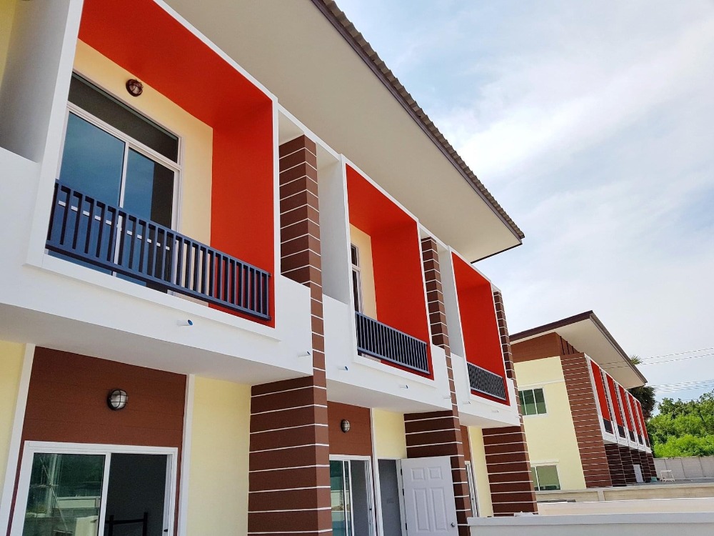 Line: @zimple_asset Modern Townhome for Rent - Ban Chang, Rayong. Located near U-Tapao Airport and Map Ta Phut Industrial Estate, small pets allowed, with short-term monthly leases available.