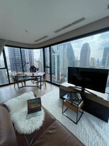 FOR RENT ** Ashton Asoke 2 bed 2bath @64,000 /month call 096-2615656   Rental Price : 64,000 Baht / Month Near MRT : Sukhumvit Station Unit Size : 64 sq.m. 2 bedrooms / 2 bathrooms Decoration : Fully Furnished