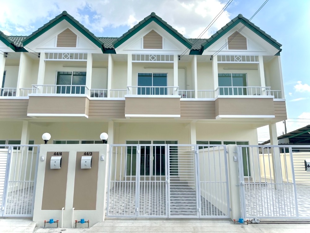 Luxury townhome, Baan Thip 101, special throughout October, call 085-112-4185 Luxury townhome, Baan Thip 101, special throughout October, call 085-112-4185
