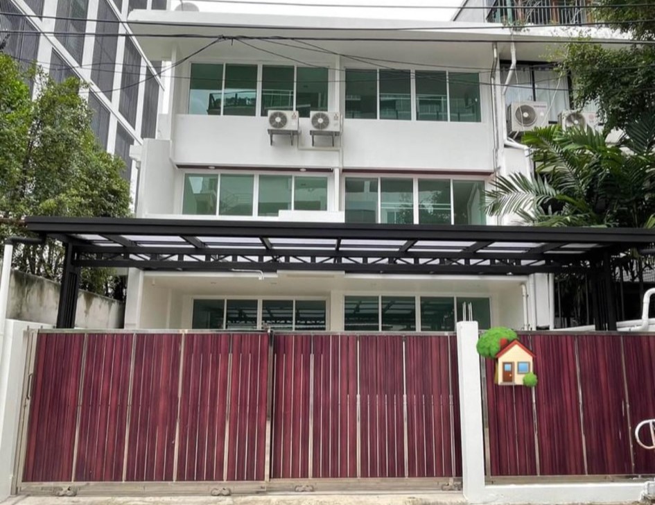 ▣ Prime Location ▣ 4-Story, 3 Bedrooms, 3 Bathrooms | 32.00 sq.w. 128.00 sq.m. | Near Silom Complex 4 mins, BTS Sala Daeng 5 mins ▣ Prime Location ▣ 4-Story, 3 Bedrooms, 3 Bathrooms | 32.00 sq.w. 128.00 sq.m. | Near Silom Complex 4 mins, BTS Sala Daeng 5 mins
