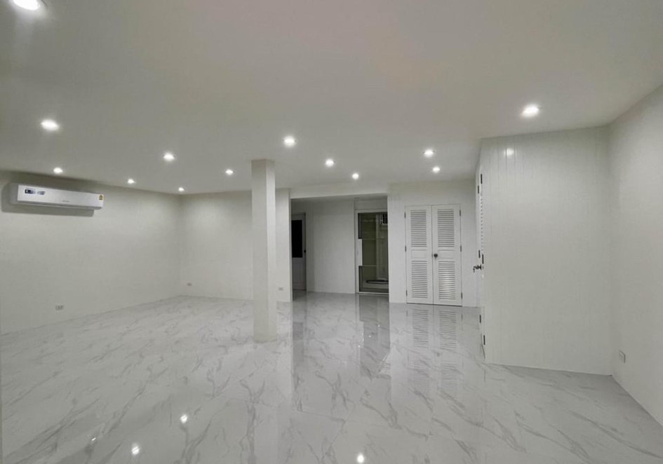 ▣ Prime Location ▣ 4-Story, 3 Bedrooms, 3 Bathrooms | 32.00 sq.w. 128.00 sq.m. | Near Silom Complex 4 mins, BTS Sala Daeng 5 mins – รูปที่ 2