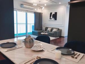 For rent Noble Ora 2 bedrooms newly renovated