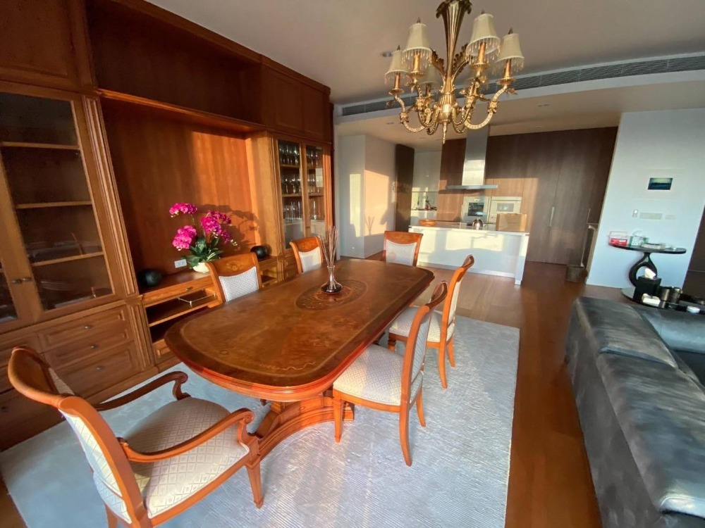 ♦ Prime Location ♦ ชั้น 20+ 223.00 ตร.ม. | 3 ห้องนอน ตกแต่งครบ | ใกล้ สวนลุมพินี 1 นาที, เวลา สินธร วิลเลจ 3 นาที, MRT สถานีสีลม 3 นาที – รูปที่ 2