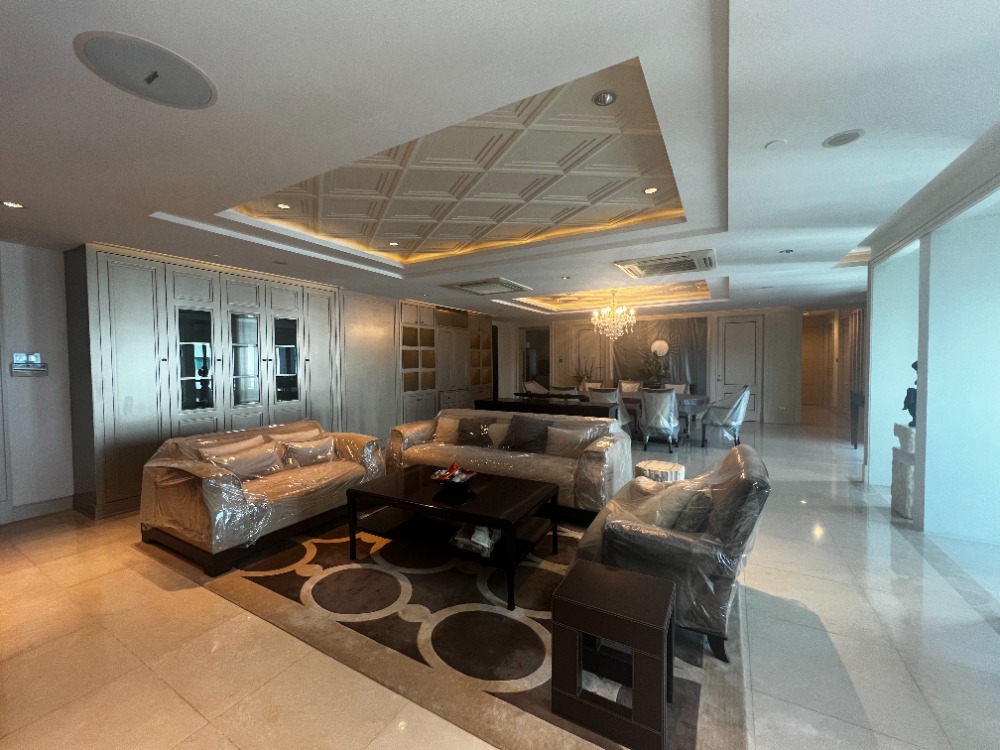Sathorn 4-bed condominium in business district good price.