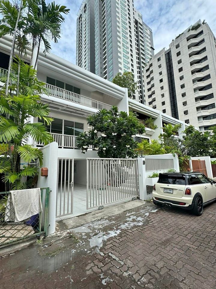ขาย ทาวน์เฮ้าส์ ซอยพร้อมจิต สุขุมวิท 31 มี 3 ชั้น 8 ระดับ บ้านโปร่ง ลมไหลเวียนดีมากๆ วิวสวย ใกล้เอ็มควอเทียร์