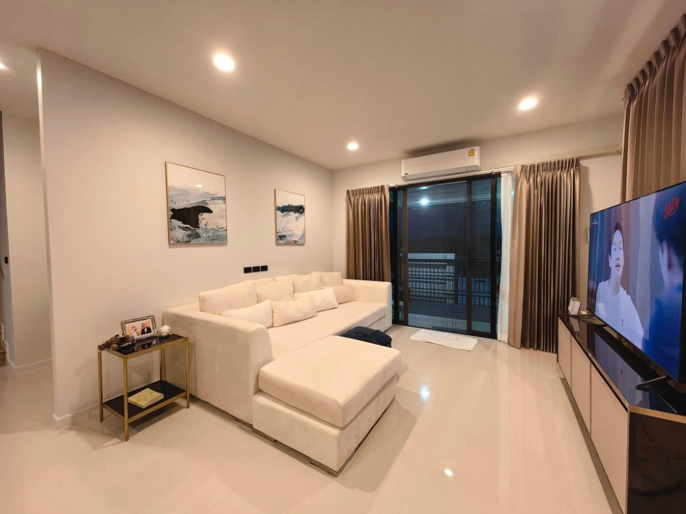 ● For Rent ● บ้านเดี่ยว 2 ชั้น 4 ห้องนอน | 200.00 ตร.ม. ไม่มีบ้านตรงข้าม | ใกล้ โรงเรียนนานาชาติ แอ๊ดเวนต์รามคำแหง 6 นาที,โฮมโปร รามคำแหง 8 นาที., โรงพยาบาลรามคำแหง 8 นาที