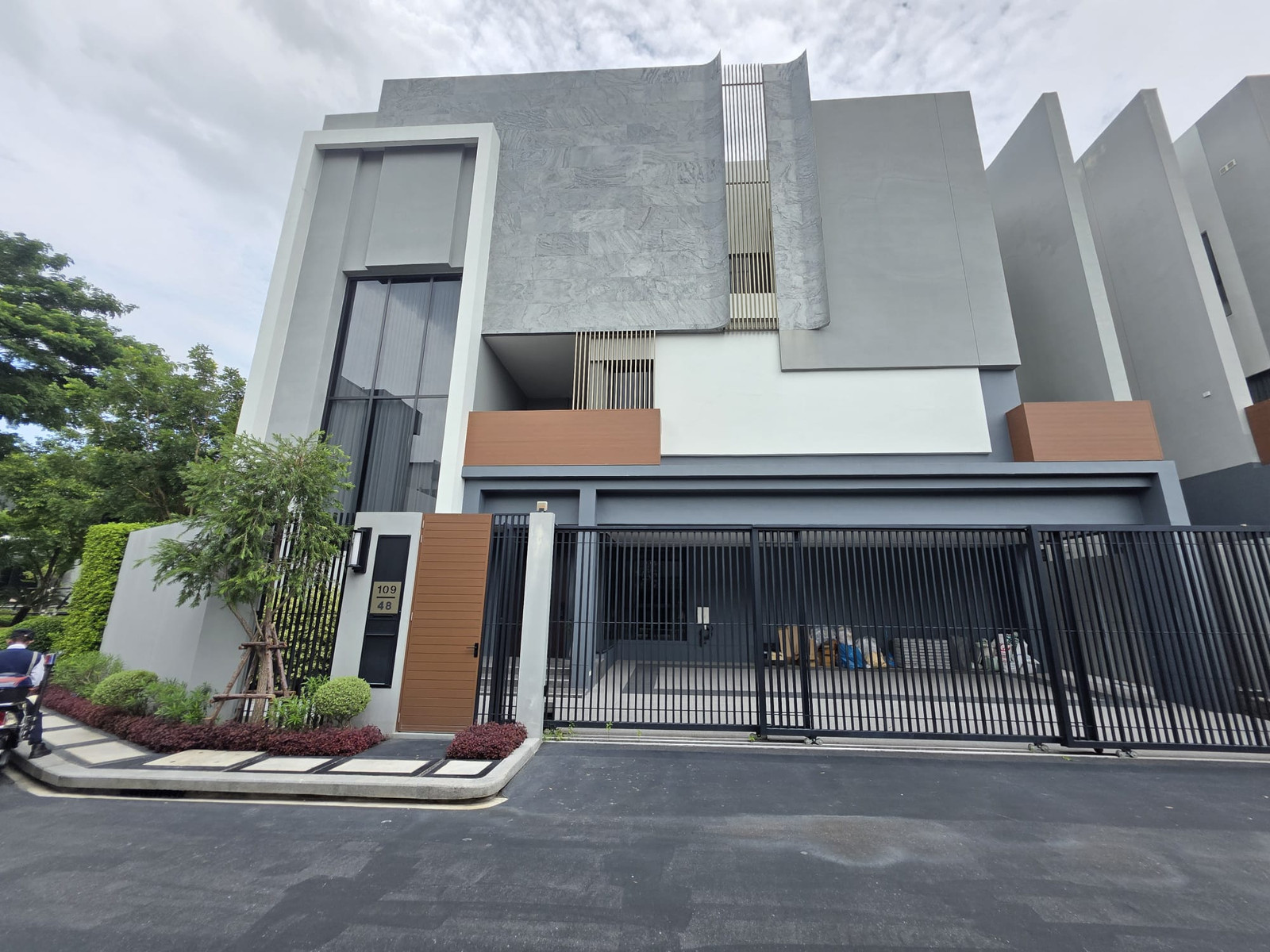 Bugaan Krungthep Kreetha size M: 90 sqwah 540 sqm. 4bed 5bath 350,000/mth. Am: 0656199198
