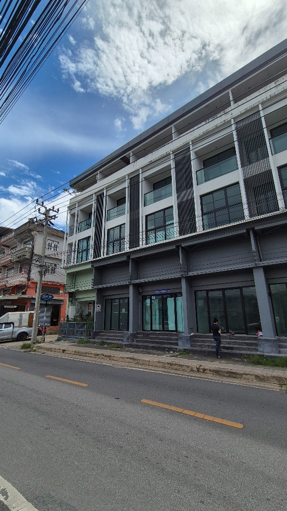 For sale cheap✅️ 4 and a half storey commercial building, Soi Kamnan Maen, new room, 18.4 sq m, area over 250 sq m, empty house ready to move in For sale cheap✅️ 4 and a half storey commercial building, Soi Kamnan Maen, new room, 18.4 sq m, area over 250 sq m, empty house ready to move in