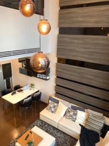 ❖ Rare unit ❖ Duplex ชั้น 20+ 136.00 ตร.ม. | 3 ห้องนอน ตกแต่งครบ | ใกล้ Esplanade 1 นาที, เซ็นทรัลพระราม 9 1 นาที, โรงพยาบาลปิยะเวช 10 นาที