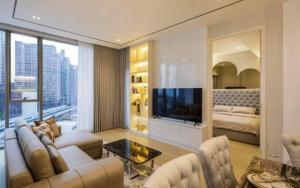 ♦ Super Luxury ♦ ชั้น 10+ 95.00 ตร.ม. | 2 ห้องนอน 2 ห้องน้ำ | คอนโดใกล้ BTS ทองหล่อ 190 ม., เมเจอร์ ซีนีเพล็กซ์ สุขุมวิท 550 ม.