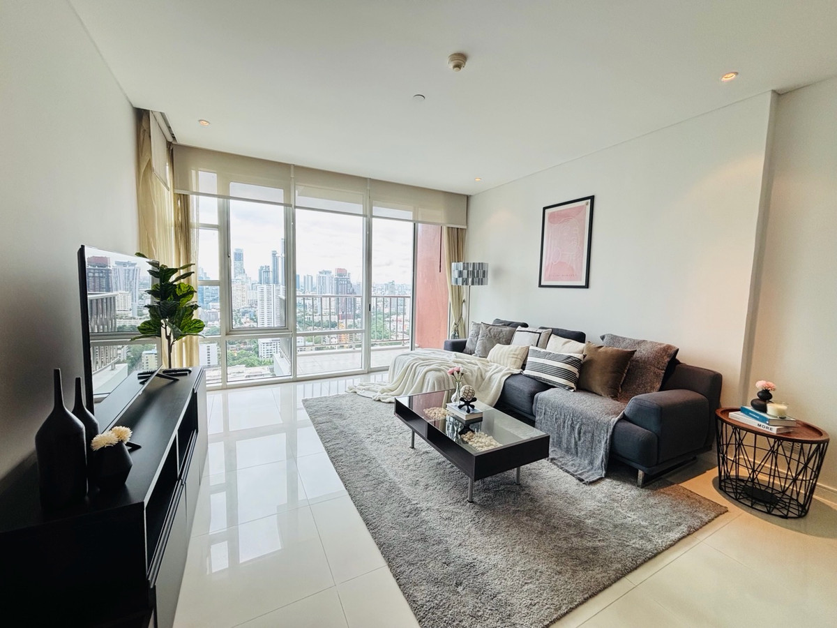 Sell with tenant until 28/2/27
Good for living or investing, Fullerton located on the Main Street near BTS, petfriendly unit, unblocked view, fully furnished