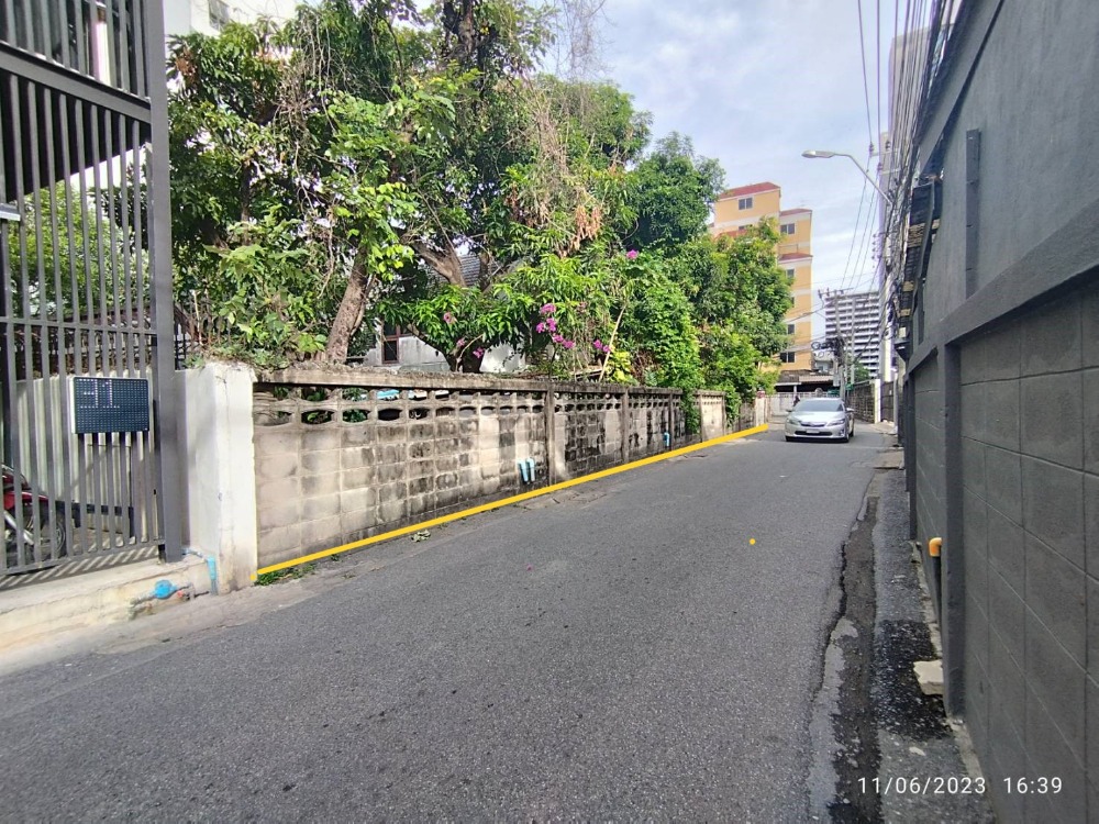 ขายที่ดินแปลงสวยในซอยพหลโยธิน 24 ใกล้ BTS สถานีพหลโยธิน 24 เพียง 550 เมตร เนื้อที่ 318 ตรว. หน้ากว้าง 42 ม. ลึก 30 ม. จตุจักร กทม. ขายที่ดินแปลงสวยในซอยพหลโยธิน 24 ใกล้ BTS สถานีพหลโยธิน 24 เพียง 550 เมตร เนื้อที่ 318 ตรว. หน้ากว้าง 42 ม. ลึก 30 ม. จตุจักร กทม.