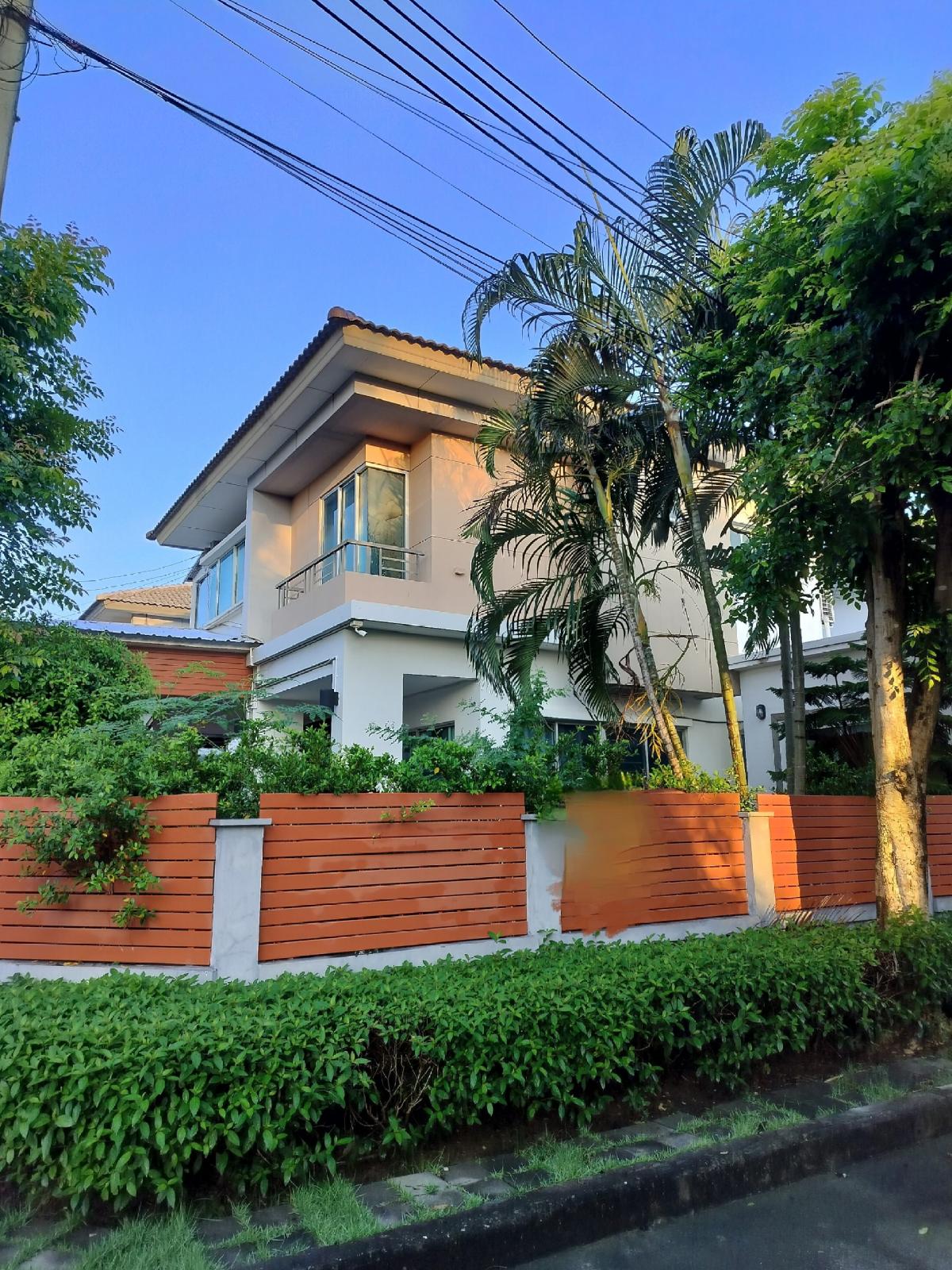 For sale: corner house, Etoile Similan Reef, On Nut, Rom Klao, shady, beautiful, very livable. For sale: corner house, Etoile Similan Reef, On Nut, Rom Klao, shady, beautiful, very livable.