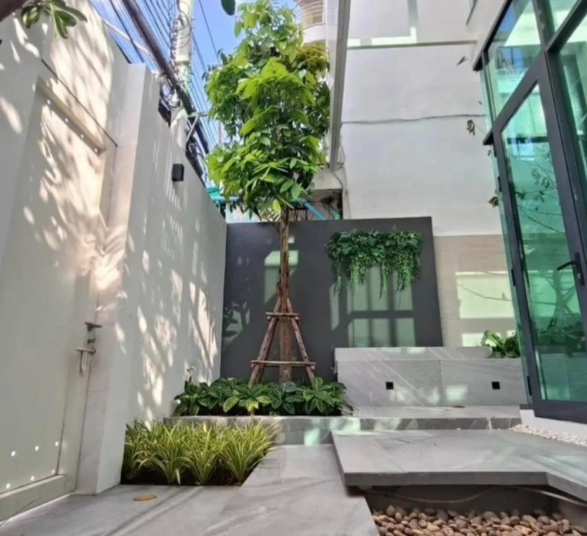 📢👇Brand new home office on the main street , 4 storey with lift, 2 parking space and along in the Soi, easily traveling in many routes, *3 years rent at least*