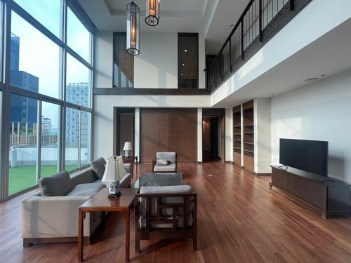 Duplex Penhouse for rent, 4 bedrooms, with 2 seating areas and closed kitchens, decorated in Woody style, complete furniture, large terrace, city view, near BTS Thonglor.