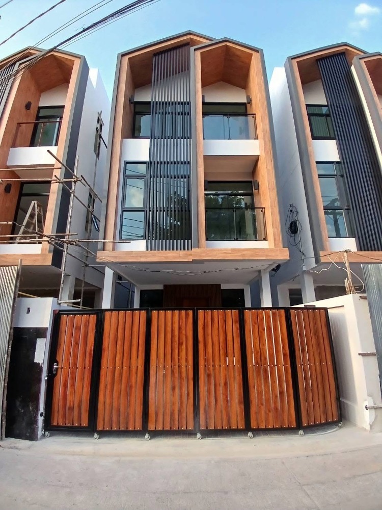 Open for booking, new project!! Single house in the city center, near MRT, BTS Huai Khwang, Sutthisan, Ratchada, Rama 9, Asoke, Din Daeng, starting price only 7.25 - 14.15 million baht. Open for booking, new project!! Single house in the city center, near MRT, BTS Huai Khwang, Sutthisan, Ratchada, Rama 9, Asoke, Din Daeng, starting price only 7.25 - 14.15 million baht.