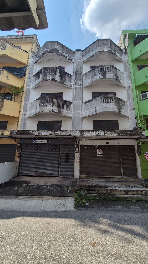 For sale: 3 and a half storey commercial building with roof terrace on Theparak Road, area 17.5 sq.w., original building condition, strong, close to community, easy to find food.